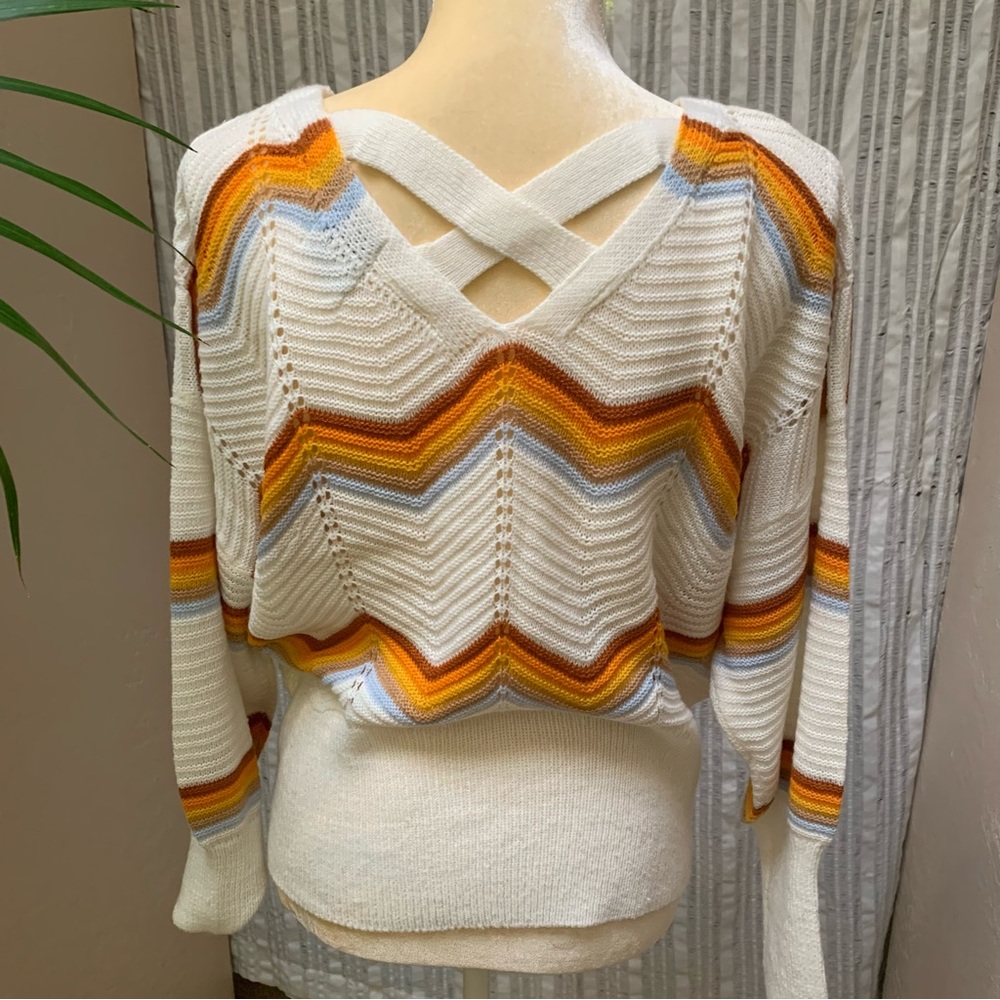 Criss cross back detail. V neck, light sweater. Flattering fit.